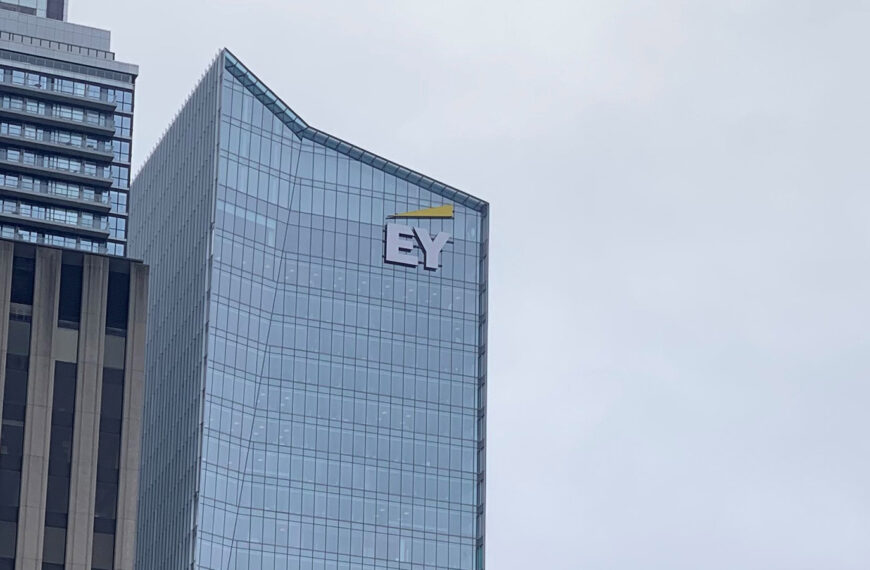 ΕΥ: Αλλάζει παγκόσμια δομή με 10 νέες διοικητικές περιοχές