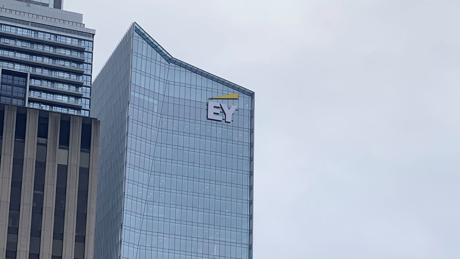 EY: Οι επιχειρήσεις ανησυχούν ότι η παγκόσμια φορολογική μεταρρύθμιση θα οδηγήσει σε διπλή φορολογία