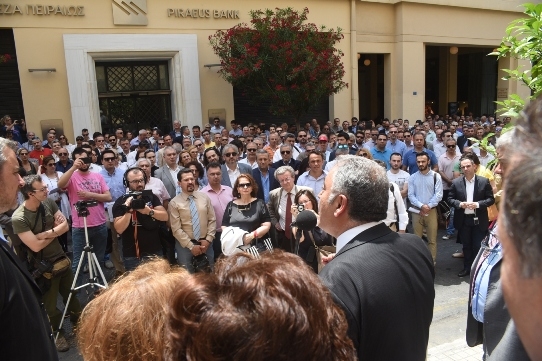 Γιατί κατέβηκαν στο πεζοδρόμιο οι ασφαλιστές;