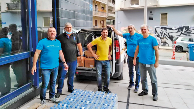 Οι εθελοντές της ΑΧΑ στηρίζουν ευάλωτες οικογένειες κι άστεγους
