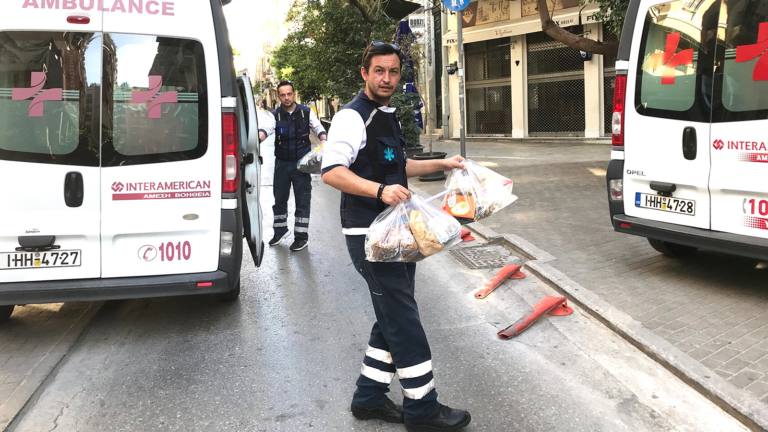 Interamerican Βοήθειας: Διανομή γευμάτων στους πωλητές του περιοδικού «σχεδία»