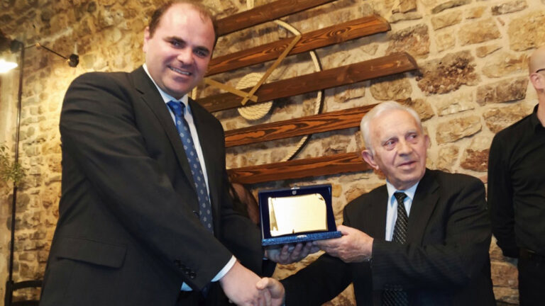 Oι ασφαλιστές των Ιωαννίνων τιμούν τον Δημήτρη Ντούσκο