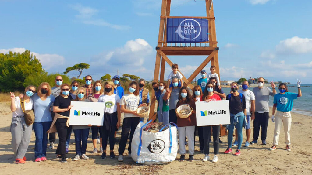 MetLife: Εθελοντική δράση για τον καθαρισμό της παραλίας της Αρτέμιδας