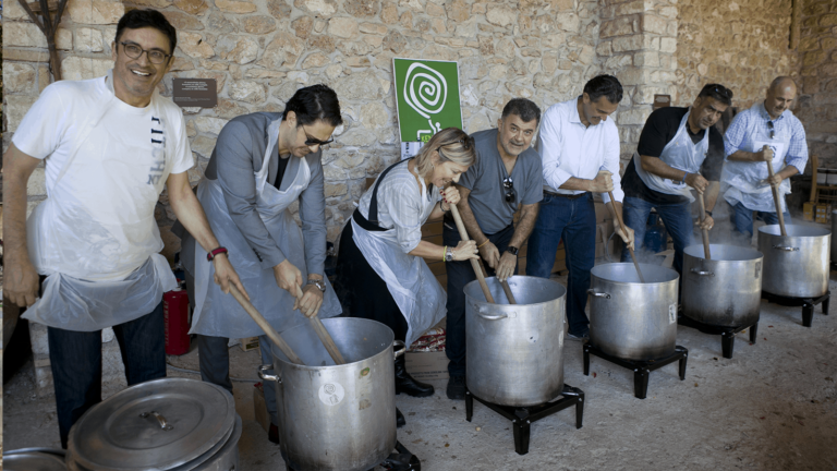 2.000 μερίδες φαγητό μαγείρεψαν τα μέλη του ΣΕΣΑΕ σε συνεργασία με την Οργάνωση ΓΗ