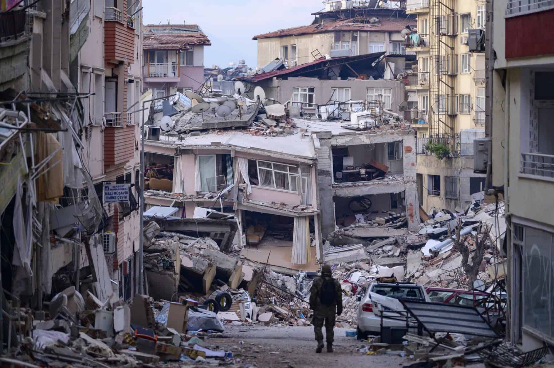 Τεράστιες οι απώλειες από τον σεισμό στην Τουρκία