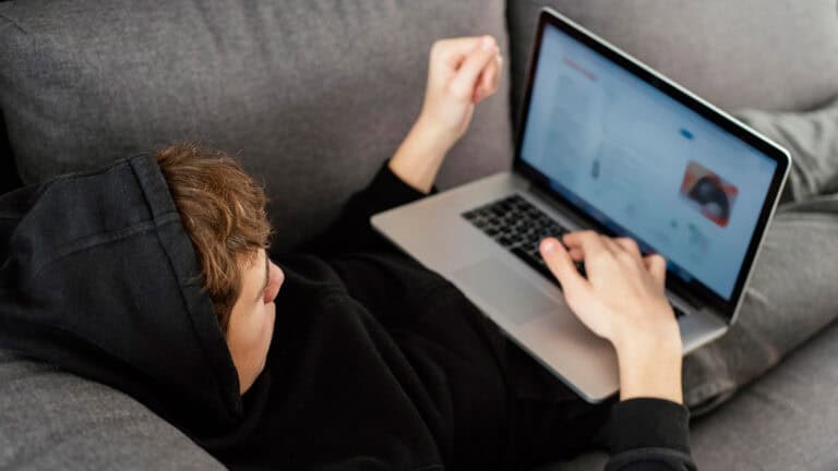 Kaspersky: Η ΤΝ κερδίζει τα παιδιά – Διπλασιάστηκε το ενδιαφέρον τους το 2025